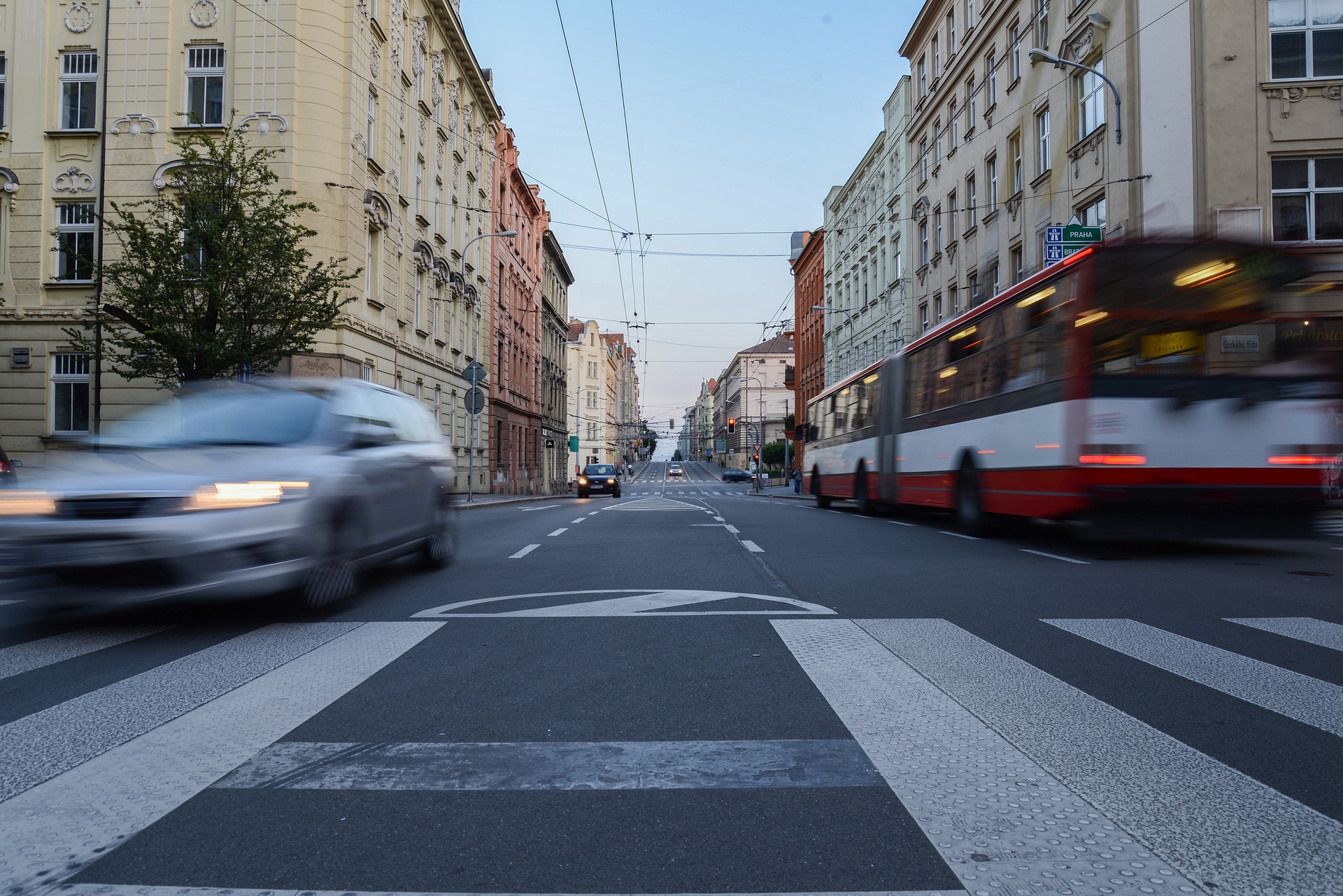 Kobieta potrąciła dziewczynkę na pasach. Policja otrzymała nagranie z wypadku