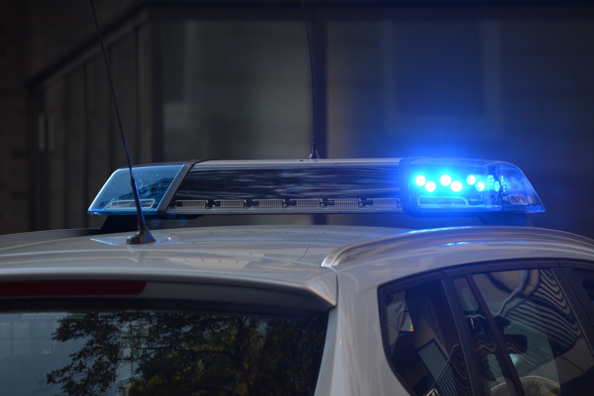 Konińscy policjanci otrzymali dwa radiowozy hybrydowe