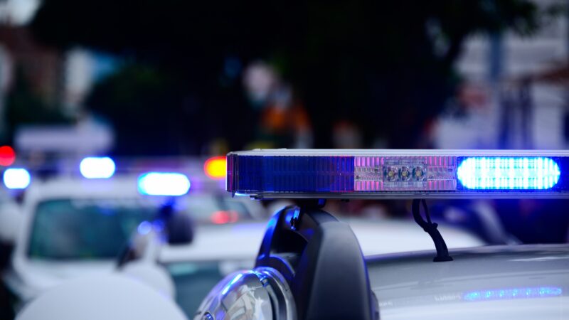 Policjanci eskortowali kobietę do szpitala