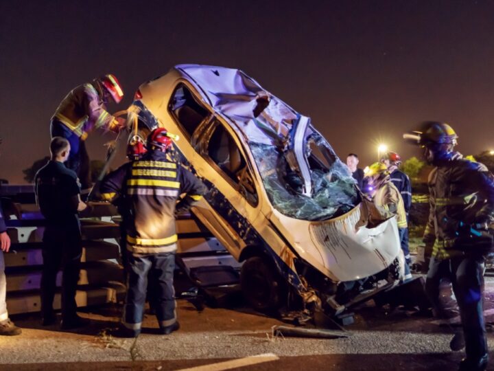 Niedawne kolizje na drogach: osobówka uderzyła w autobus szkolny przewożący dzieci