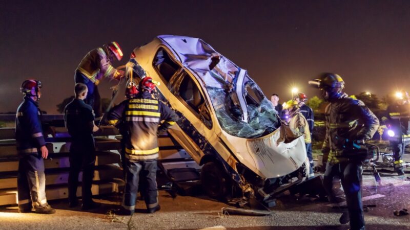 Niedawne kolizje na drogach: osobówka uderzyła w autobus szkolny przewożący dzieci