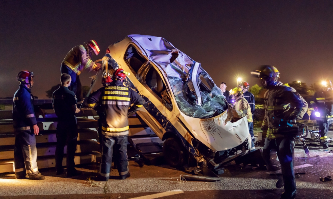 Niedawne kolizje na drogach: osobówka uderzyła w autobus szkolny przewożący dzieci