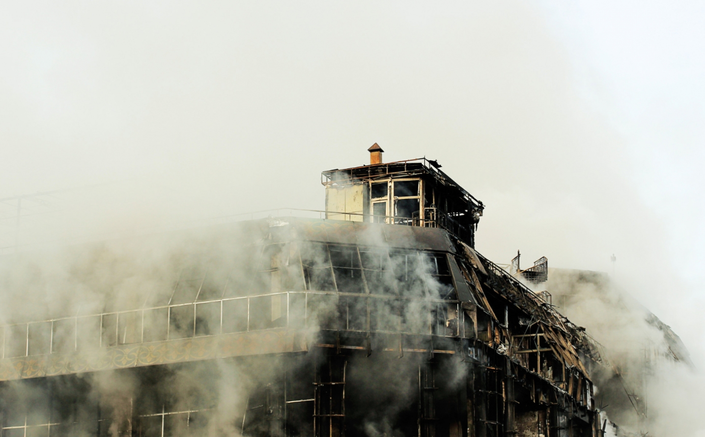 Interwencja straży pożarnej i służb medycznych w Sługocinku: nocny pożar poddasza