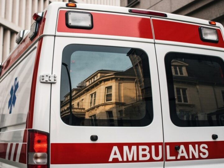 Heroiczna akcja ratunkowa na torach: Policjanci uratowali mężczyznę przed nadjeżdżającym pociągiem