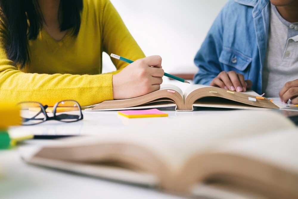 Rektor ANS w Koninie promuje darmowe studia na sesji Rady Powiatu Kolskiego