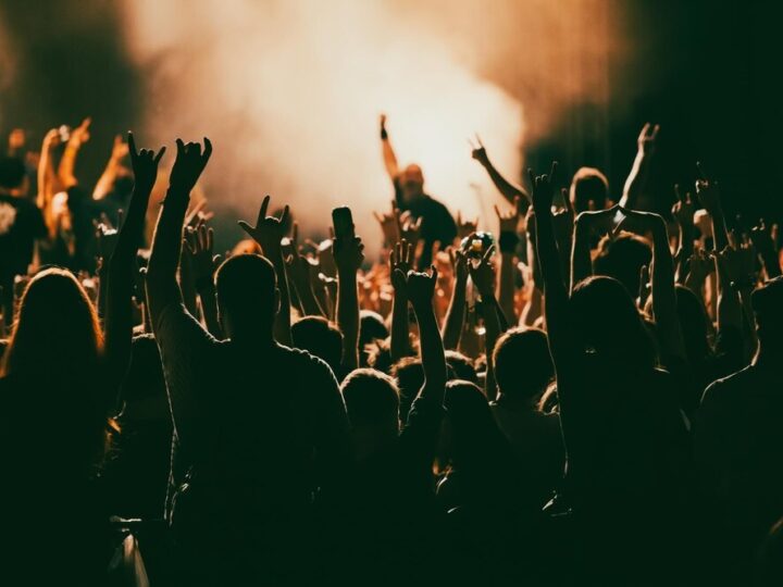 Dźwięki z głębin: niezapomniany koncert Rafała Kołackiego w wodnym świecie
