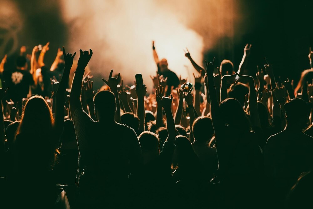 Dźwięki z głębin: niezapomniany koncert Rafała Kołackiego w wodnym świecie