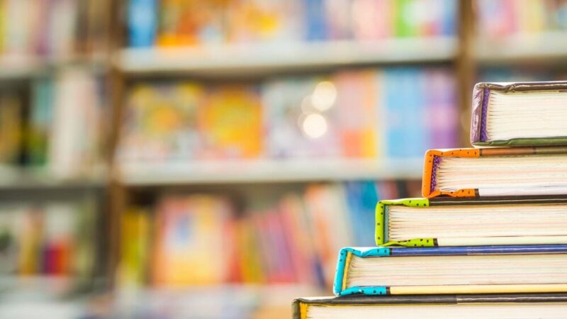 Akwarelowa uczta w bibliotece: odkryj piękno plenerowych dzieł