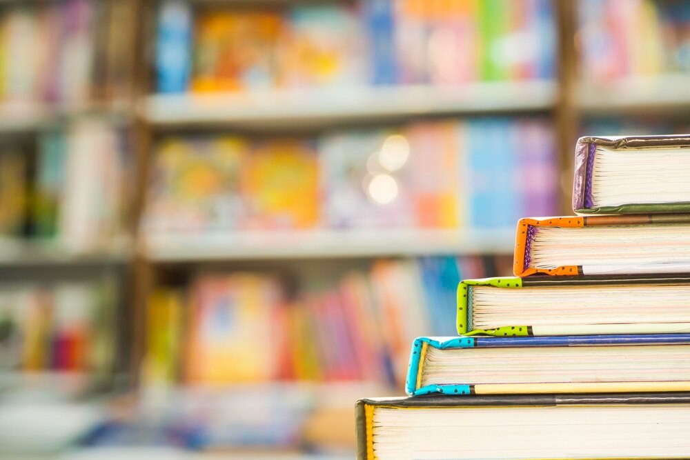 Akwarelowa uczta w bibliotece: odkryj piękno plenerowych dzieł