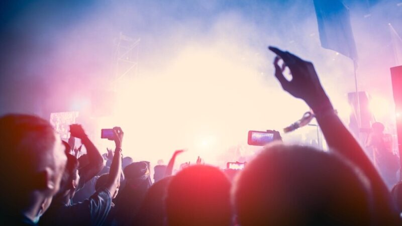 Zanurz się w dźwiękach wody z Rafałem Kołackim – medytacyjny koncert 10 października
