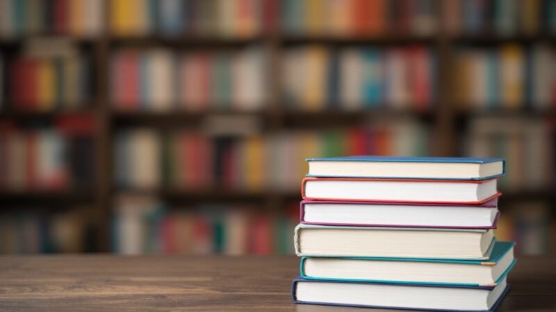 Liryczny wieczór poezji o jesiennej miłości w bibliotece