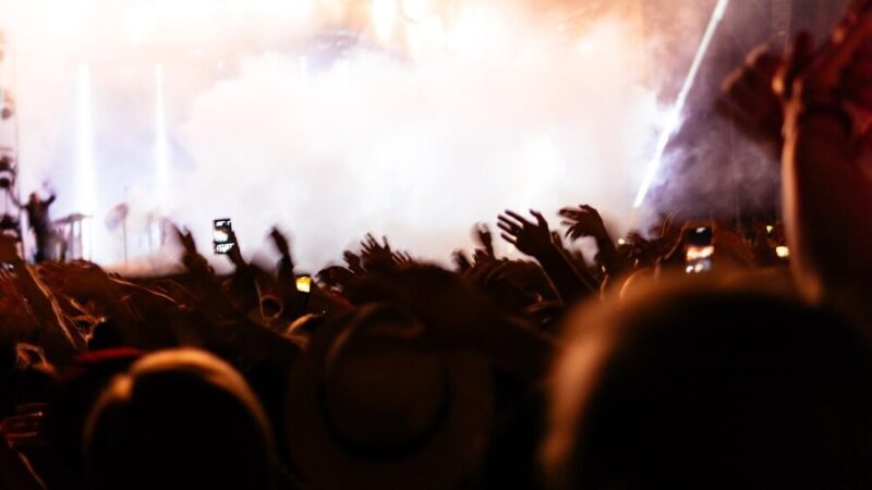 Muzyczne pożegnania: od ludowych tradycji do nowoczesnych rytuałów