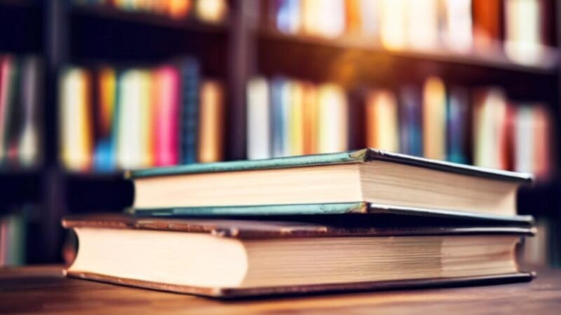 Pierwszoklasiści odkrywają świat książek w bibliotece w Chorzeniu