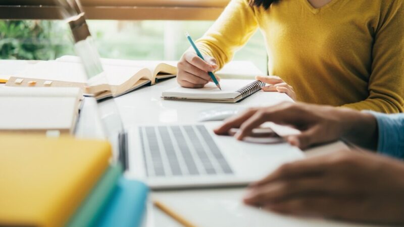 Uczniowie z Rzgowa odkrywają historię książki w Filii „Starówka”