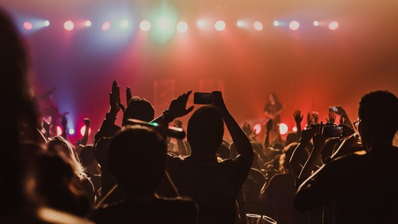 Ballady Dylana i Cohena w Krzymowie: Melancholijny koncert Tadeusza Grzejszczaka