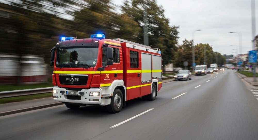 Znicze jako źródło światła: strażnicy miejscy ratują bezdomnych przed pożarem w Koninie