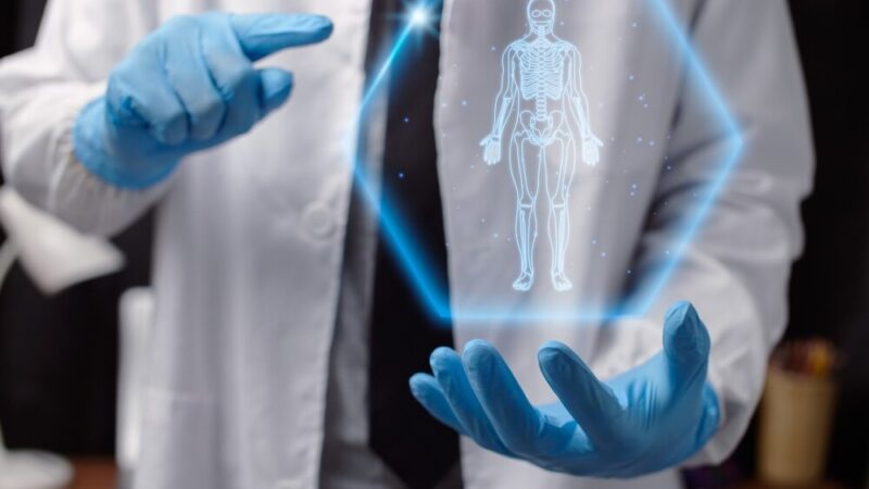 Bezpieczni babcia i dziadek: kluczowe zasady ochrony w życiu i sieci