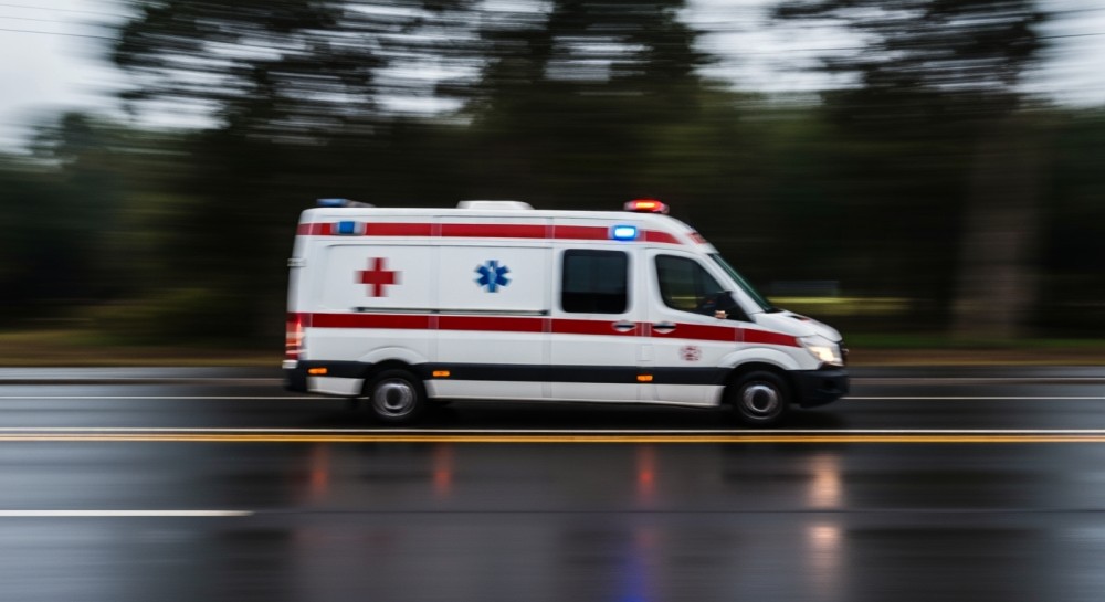 Straż Miejska ratuje wychłodzonego mężczyznę z ławki w Koninie