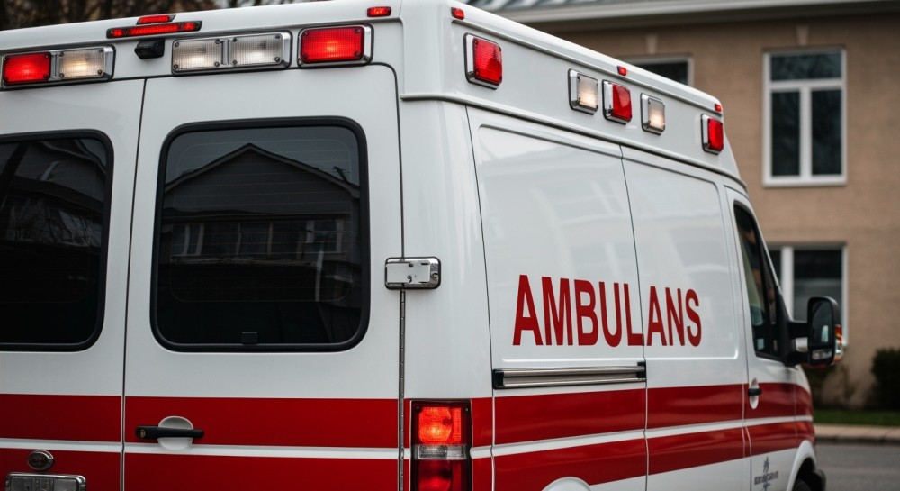 Empatyczna pomoc straży miejskiej dla starszego mężczyzny po upadku