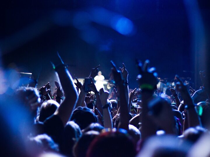 Seniorzy na scenie w Koninie: koncert pełen energii i radości