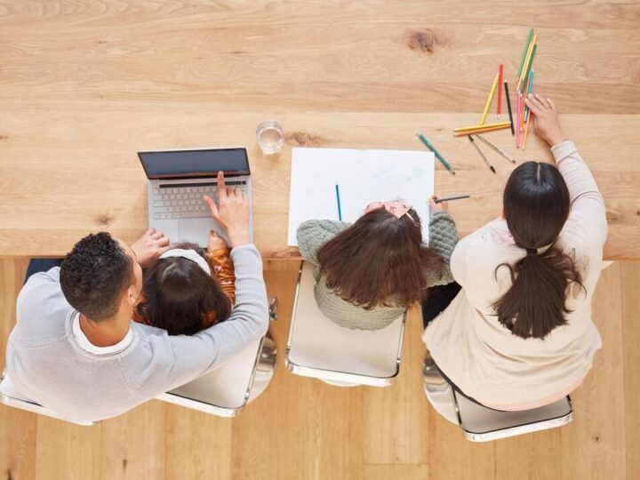 Uczniowie z Krzymowa odkrywają świat „Świerszczyka” w bibliotece