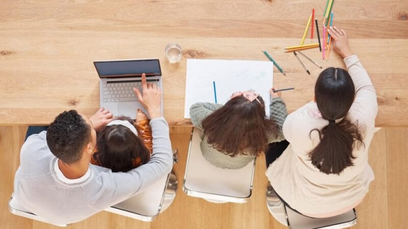 Uczniowie z Krzymowa odkrywają świat „Świerszczyka” w bibliotece