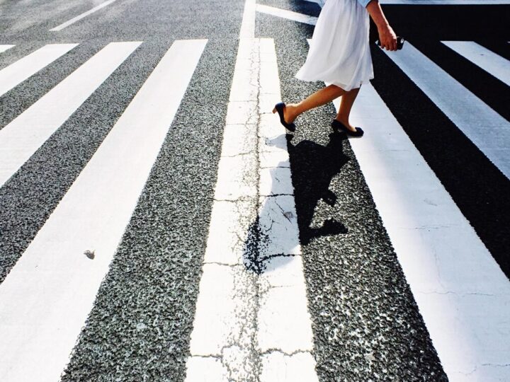 Bohaterska interwencja świadka uratowała kobietę na torach