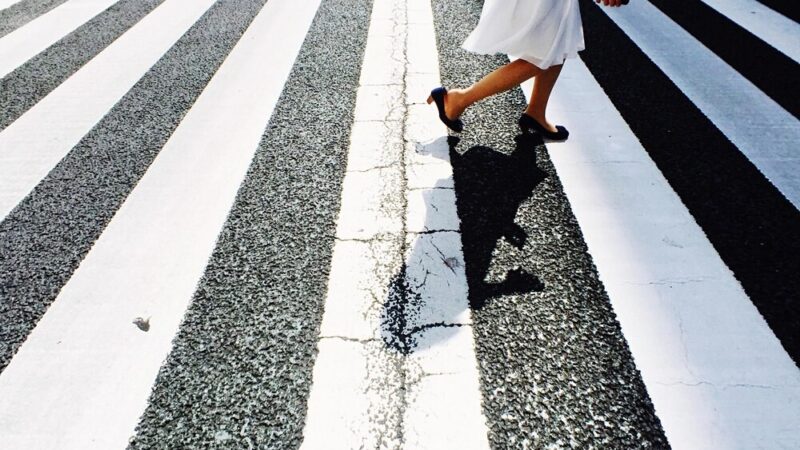 Bohaterska interwencja świadka uratowała kobietę na torach