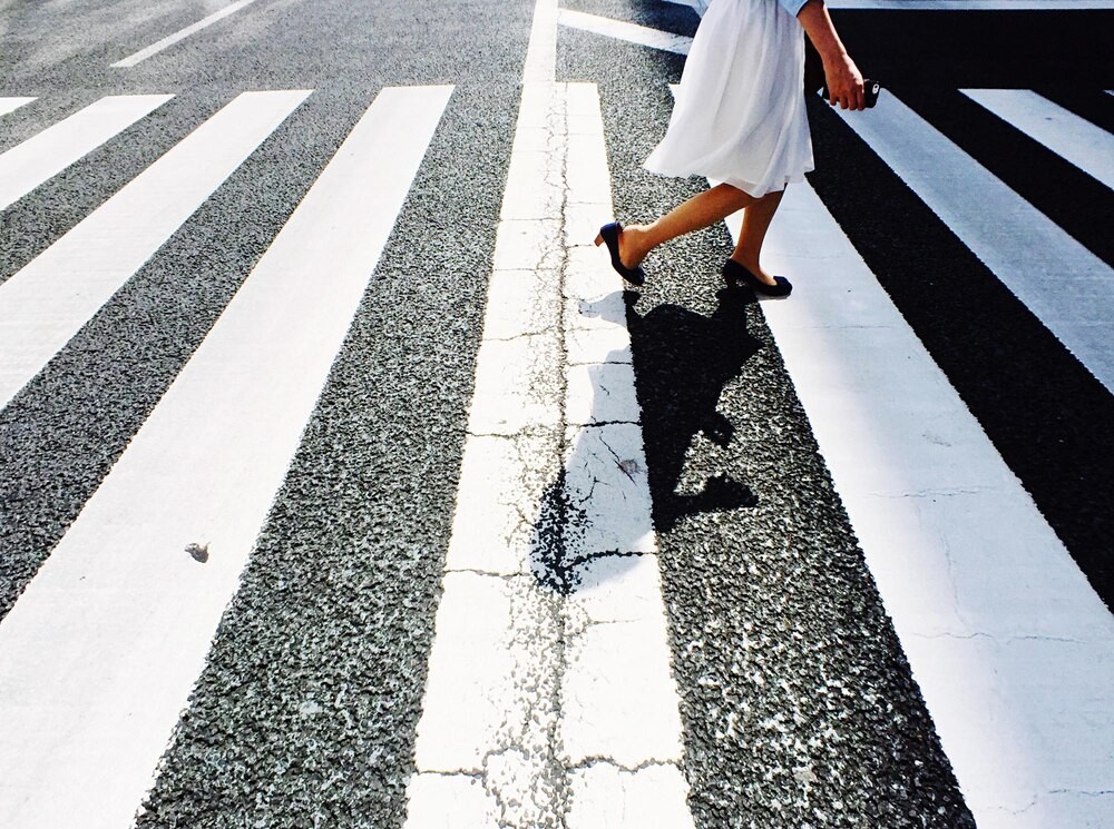 Bohaterska interwencja świadka uratowała kobietę na torach