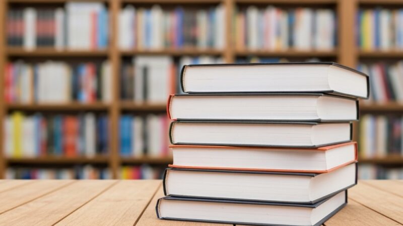 Literacka przygoda z Rafałem Grupińskim w Bibliotece w Koninie
