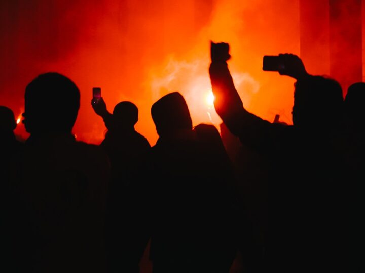 Głupiec Kacpra Dangera: komedia i akrobatyka w jednym!