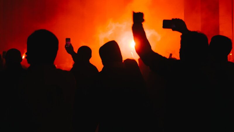 Głupiec Kacpra Dangera: komedia i akrobatyka w jednym!