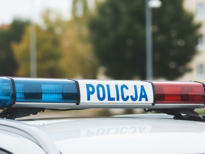 Policjanci uczą pracowników banku samoobrony dzięki WOŚP