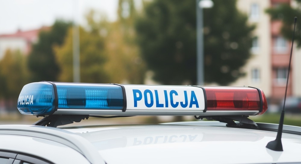 Policjanci uczą pracowników banku samoobrony dzięki WOŚP