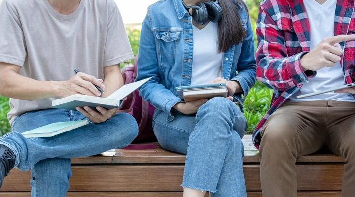 Wsparcie dla rodziców i opiekunów – nowa broszura informacyjna