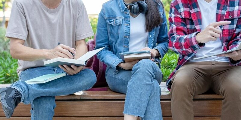 Wsparcie dla rodziców i opiekunów – nowa broszura informacyjna