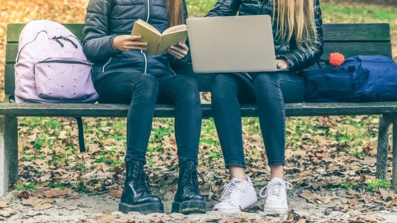 Kreatywne wakacje w Krzymowie: Biblioteka zaprasza dzieci do zabawy i nauki