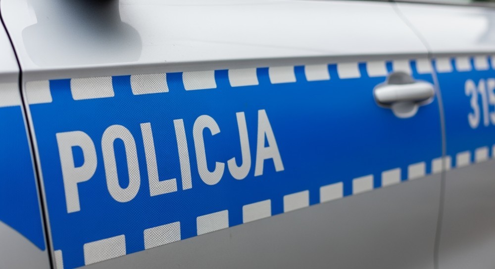 Policja w akcji: Bohaterska interwencja dla małej wiewiórki w Koninie